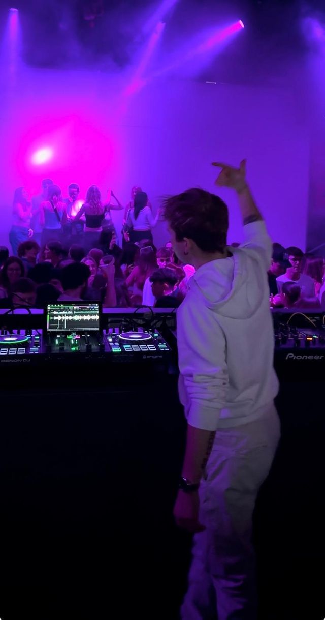 DJ Jouhännes an den Decks bei einer Clubnacht mit violettem Licht
