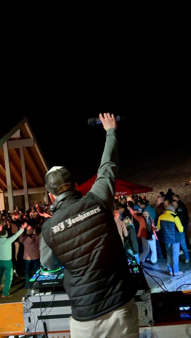 DJ Jouhännes mit Mikrofon bei einem Open-Air-Fest in Vorarlberg