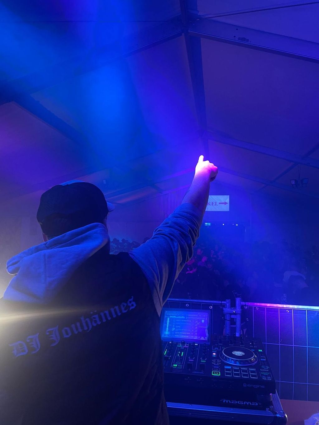 DJ Jouhännes als DJ auf einem Vereinsfest im Festzelt