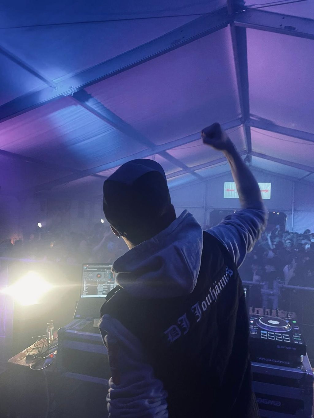 DJ Jouhännes bei einem Zeltfest in Vorarlberg vor tanzendem Publikum
